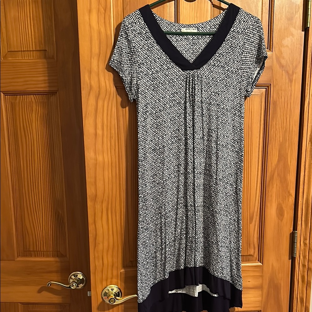 Anne Klein navy and White Patterned V-Neck dress great condition